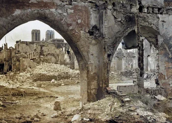 De torens van de Kathedraal Notre-Dame de Reims gezien door de beschadigde ramen van een gebouw in het centrum, Frankrijk, 3 april 1917